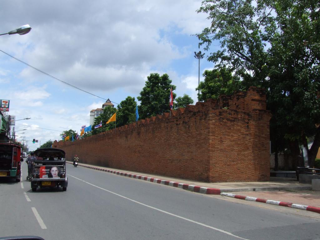 Hotel Baan Klang Vieng Chiang Mai Exterior foto